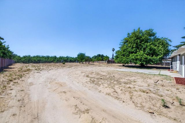 8233 S Elm Avenue, Fresno, CA 93706