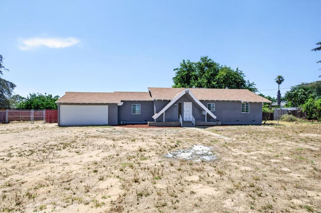 8233 S Elm Avenue, Fresno, CA 93706
