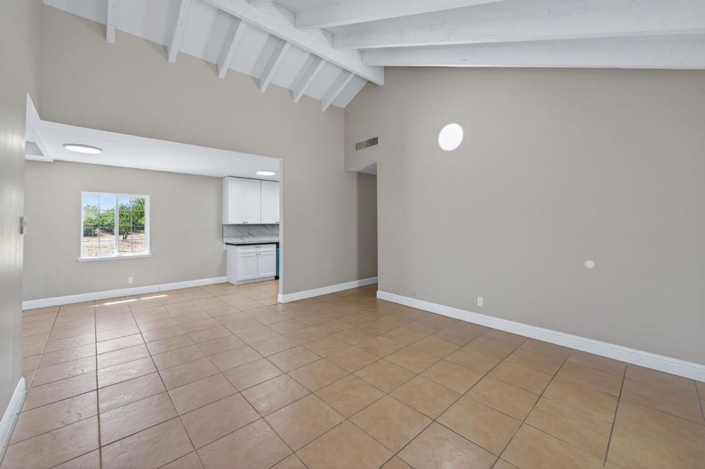 Image 11 of property listing at 8233 S Elm Avenue, Fresno, CA 93706