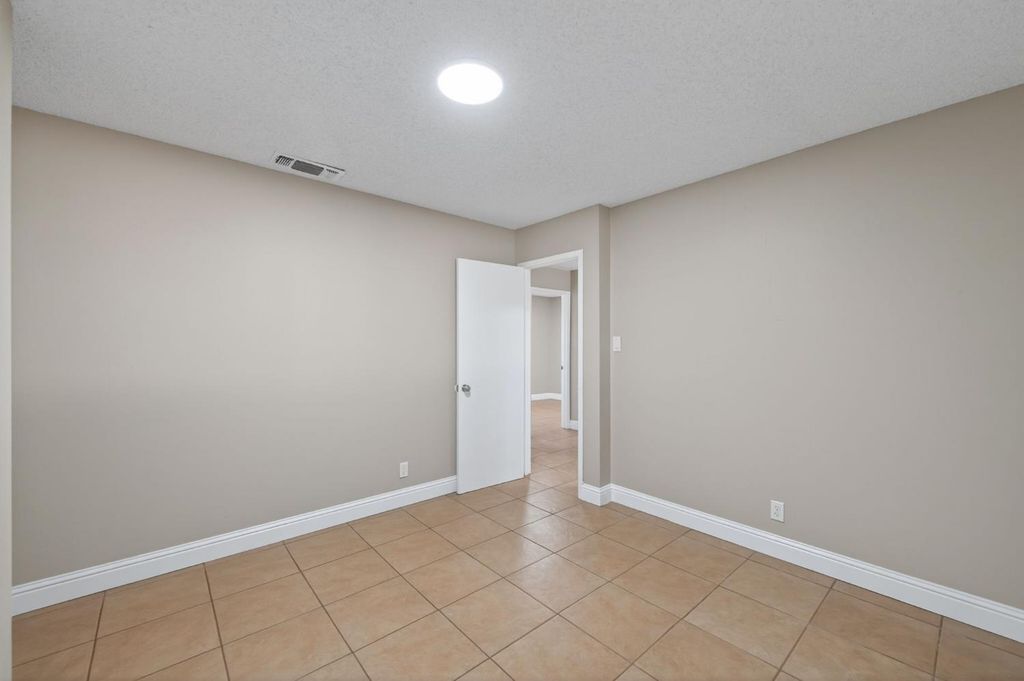 Image 15 of property listing at 8233 S Elm Avenue, Fresno, CA 93706