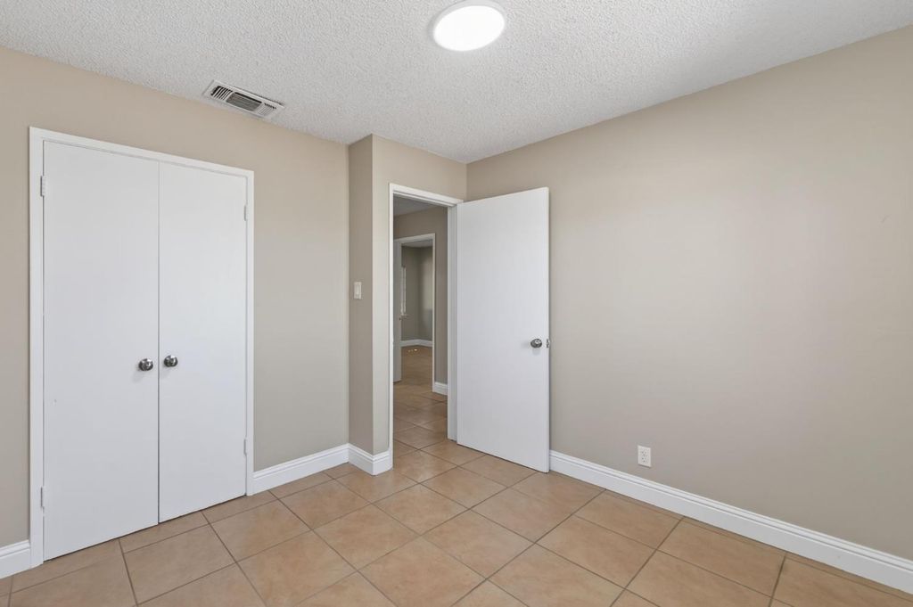Image 18 of property listing at 8233 S Elm Avenue, Fresno, CA 93706