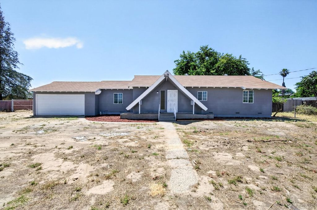 Image 4 of property listing at 8233 S Elm Avenue, Fresno, CA 93706