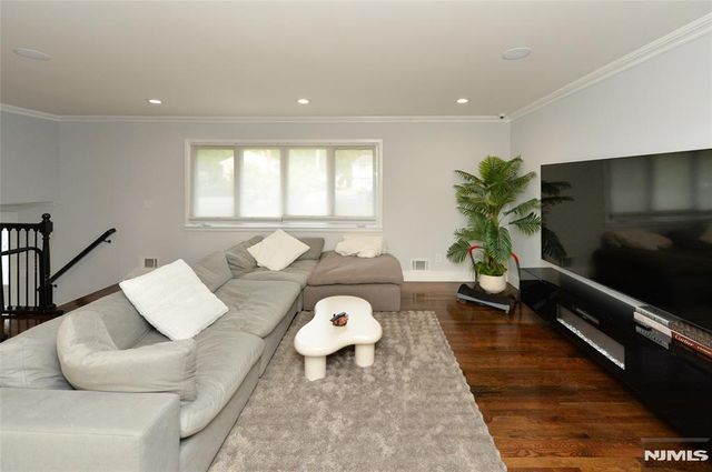 154 Middlesex Avenue, Paramus, NJ 07652