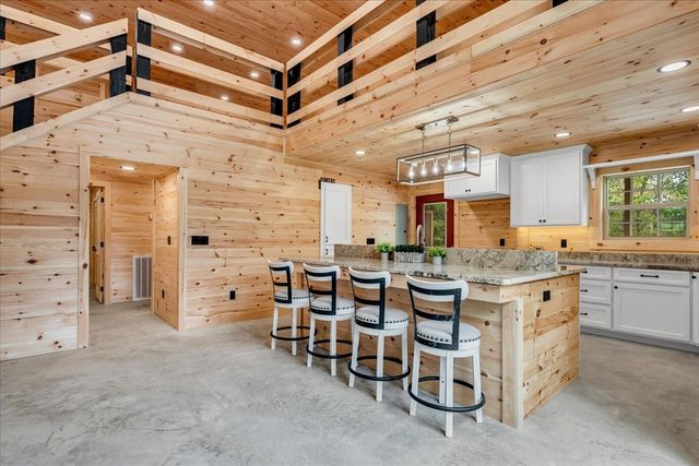 886 Hunters Ridge Dr, Altamont, TN 37301