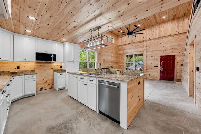 886 Hunters Ridge Dr, Altamont, TN 37301