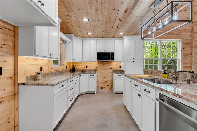 886 Hunters Ridge Dr, Altamont, TN 37301