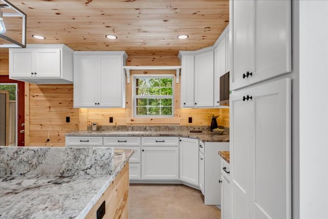 886 Hunters Ridge Dr, Altamont, TN 37301