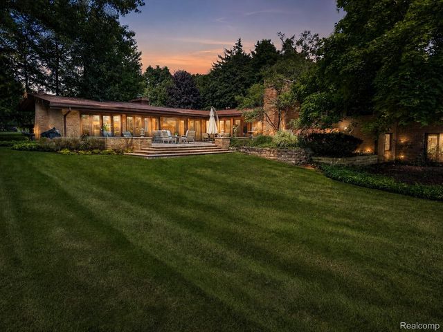 1425 Clarendon Road, Bloomfield Hills, MI 48302