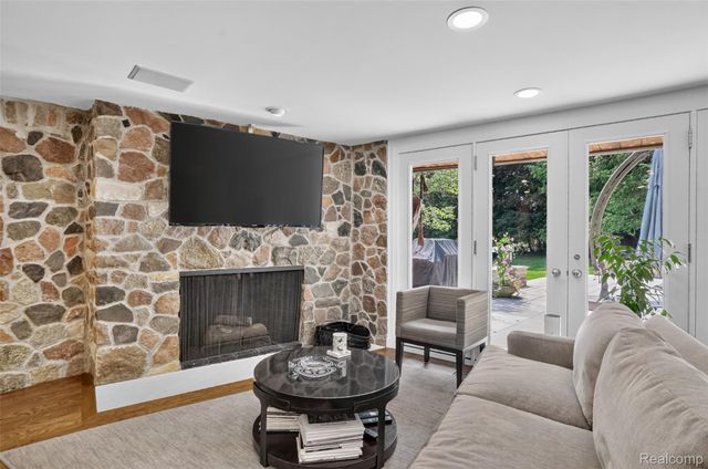 1425 Clarendon Road, Bloomfield Hills, MI 48302