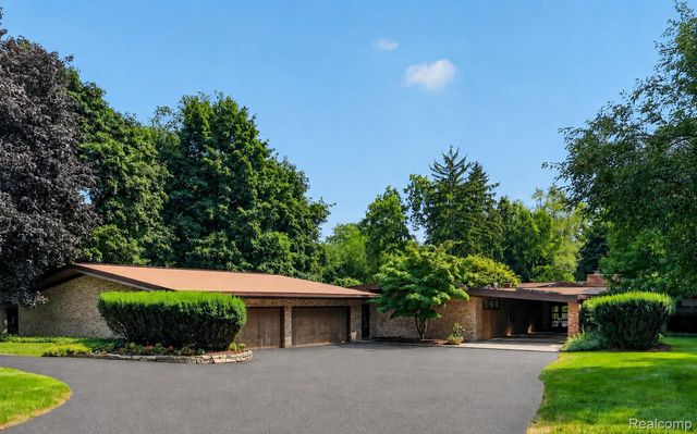 1425 Clarendon Road, Bloomfield Hills, MI 48302