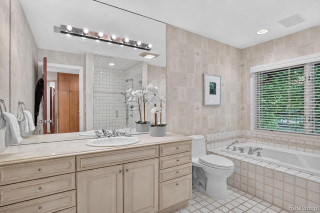 1425 Clarendon Road, Bloomfield Hills, MI 48302