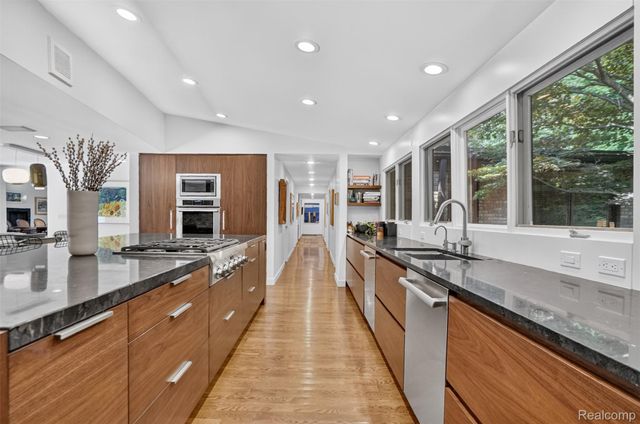 1425 Clarendon Road, Bloomfield Hills, MI 48302