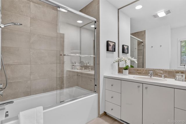 1425 Clarendon Road, Bloomfield Hills, MI 48302