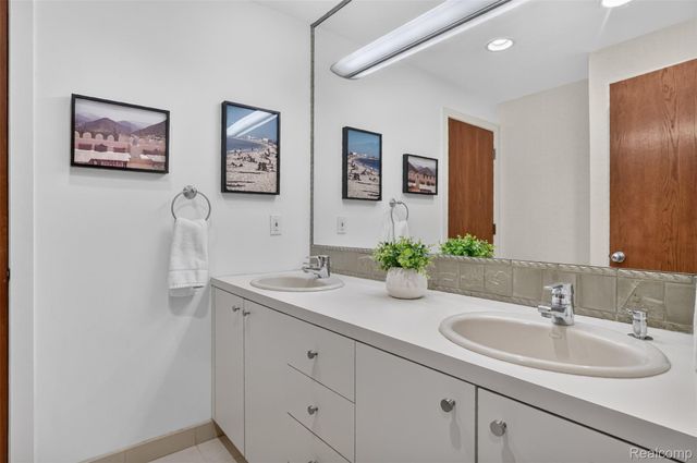 1425 Clarendon Road, Bloomfield Hills, MI 48302