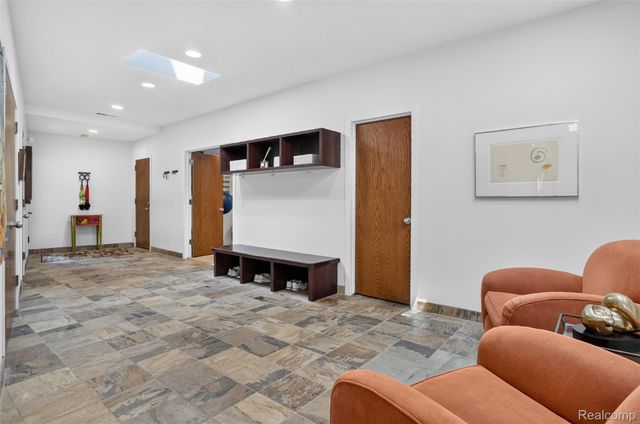 1425 Clarendon Road, Bloomfield Hills, MI 48302