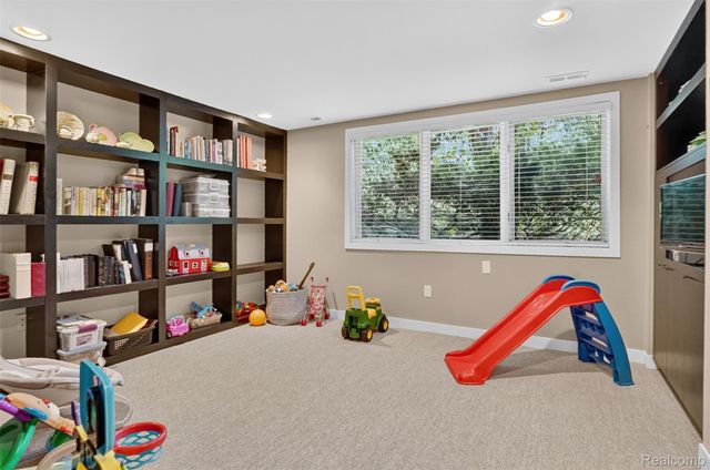 1425 Clarendon Road, Bloomfield Hills, MI 48302