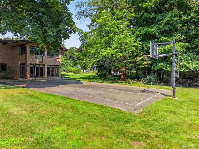 1425 Clarendon Road, Bloomfield Hills, MI 48302