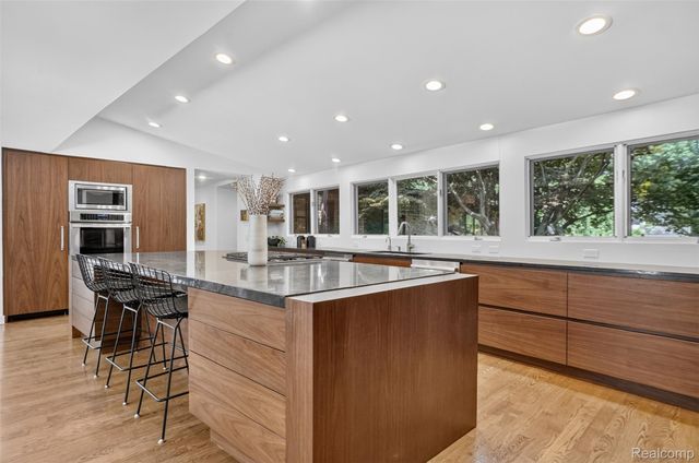 1425 Clarendon Road, Bloomfield Hills, MI 48302