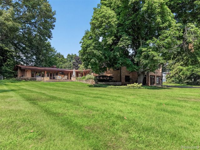 1425 Clarendon Road, Bloomfield Hills, MI 48302