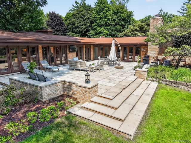 1425 Clarendon Road, Bloomfield Hills, MI 48302