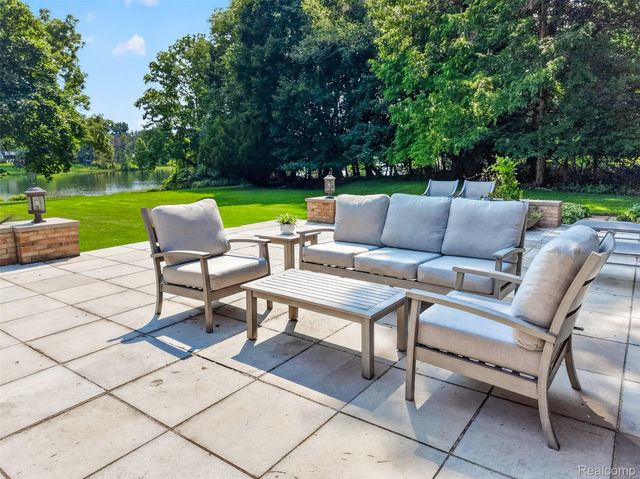 1425 Clarendon Road, Bloomfield Hills, MI 48302