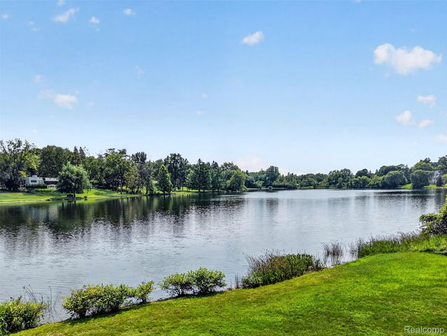 1425 Clarendon Road, Bloomfield Hills, MI 48302