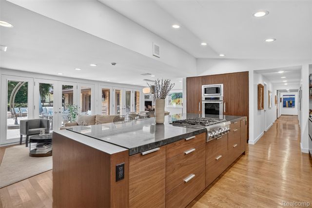 1425 Clarendon Road, Bloomfield Hills, MI 48302