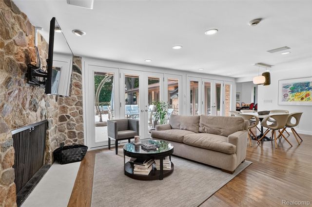 1425 Clarendon Road, Bloomfield Hills, MI 48302