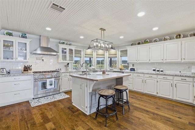 125 Highway 165, Iowa, LA 70647