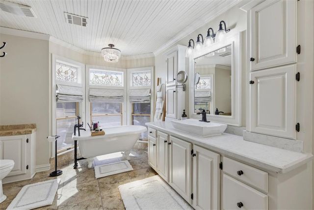 125 Highway 165, Iowa, LA 70647