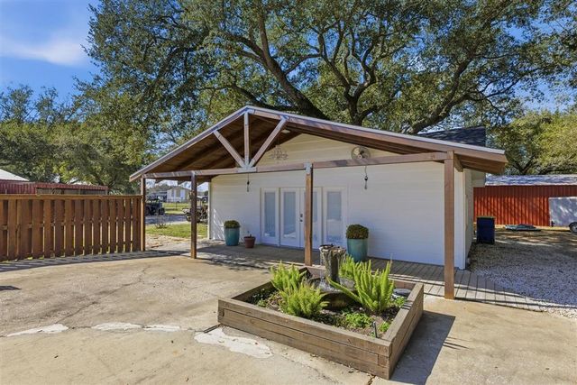 125 Highway 165, Iowa, LA 70647