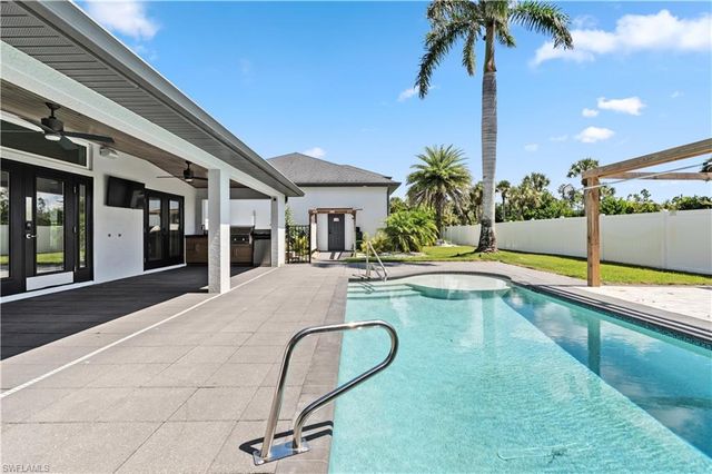 2415 W Price BLVD, North Port, FL 34286