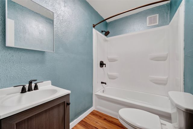 1705 E 29th Street, Des Moines, IA 50317