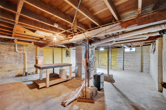 1705 E 29th Street, Des Moines, IA 50317