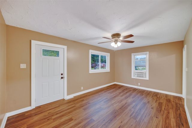 1705 E 29th Street, Des Moines, IA 50317