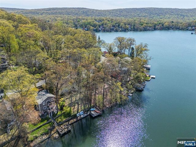 393 Lakeview Avenue, Ringwood, NJ 07456