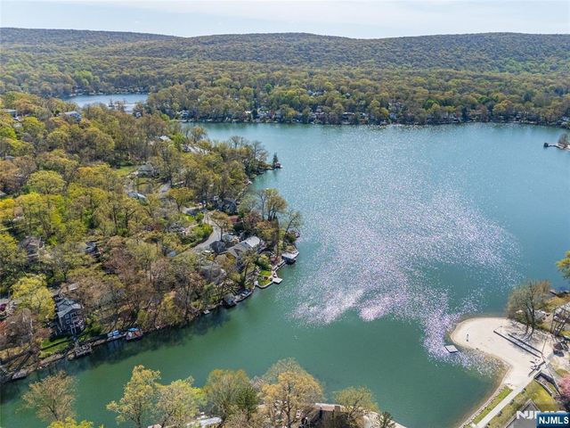 393 Lakeview Avenue, Ringwood, NJ 07456