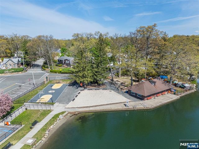 393 Lakeview Avenue, Ringwood, NJ 07456