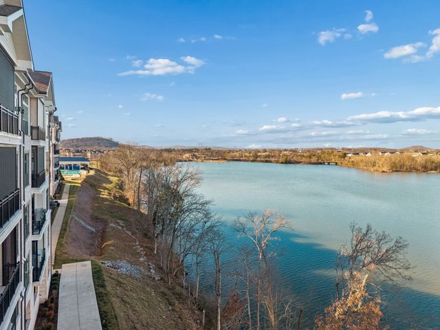 1024 Club View Dr Unit D202, Gallatin, TN 37066