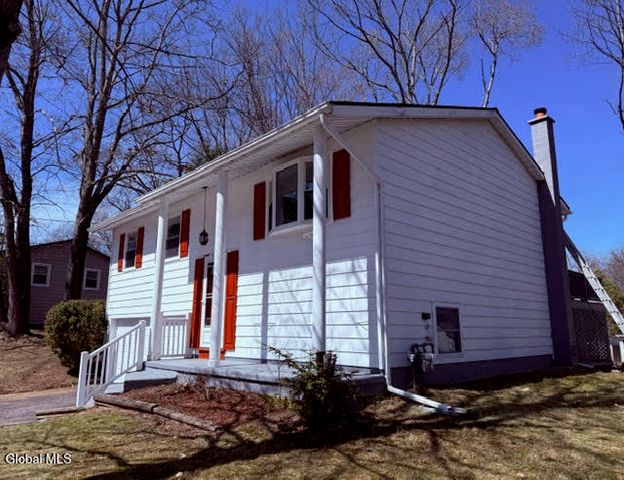 8 Orenda Spring Drive, Saratoga Springs, NY 12866