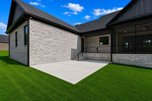 2108 Country Club Dr, Tullahoma, TN 37388
