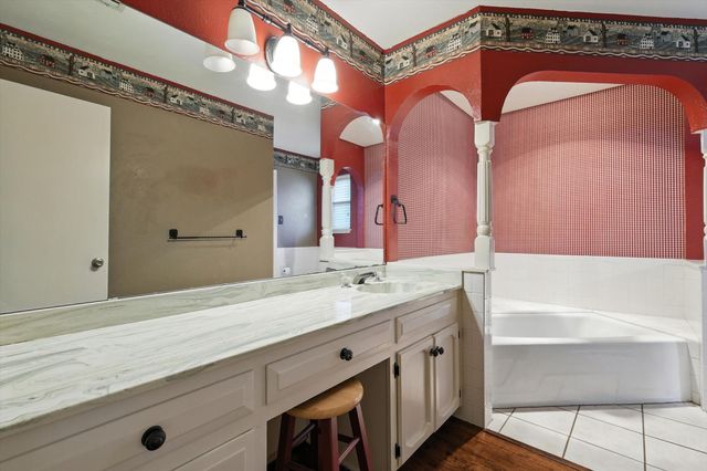 1204 Edgecliff Drive, Bedford, TX 76022