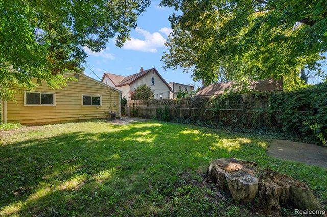 215 Edgewood Place, Ferndale, MI 48220