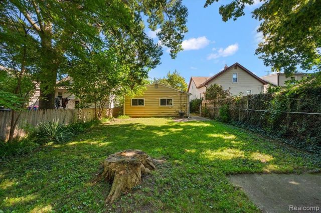 215 Edgewood Place, Ferndale, MI 48220