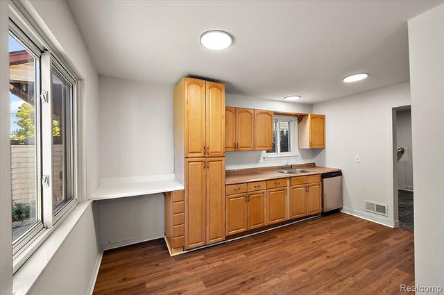 215 Edgewood Place, Ferndale, MI 48220