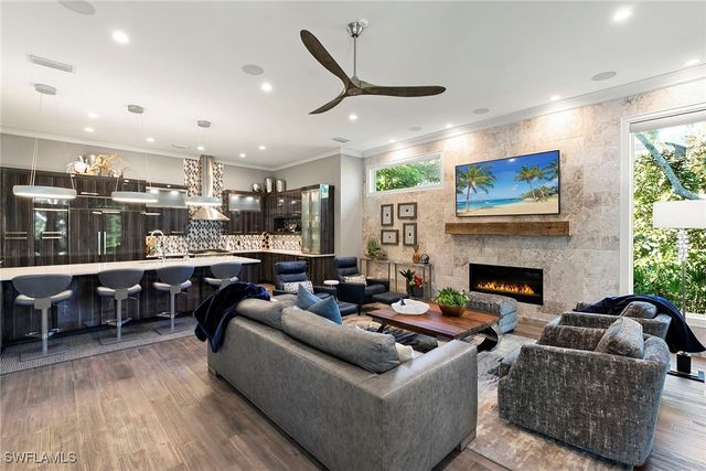 927 Barcarmil WAY, Naples, FL 34110