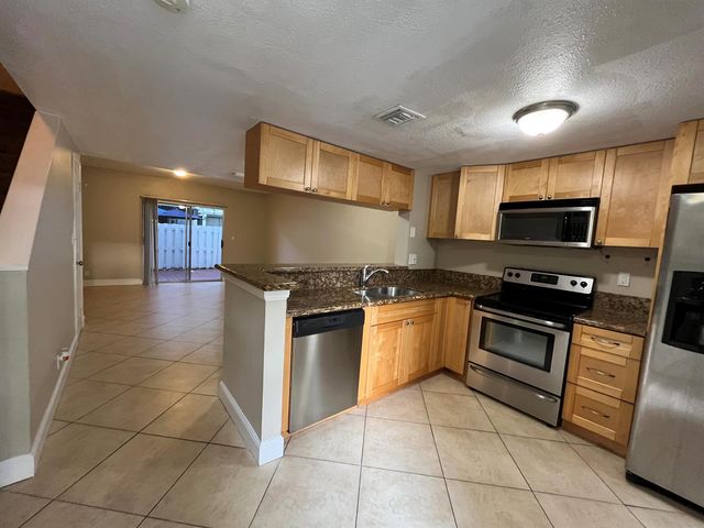 2589 NE 15th Street, Pompano Beach, FL 33062