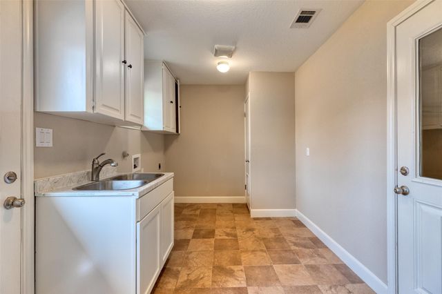 810 Vogel DR, Lockhart, TX 78644