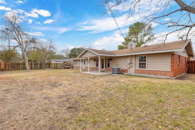 810 Vogel DR, Lockhart, TX 78644
