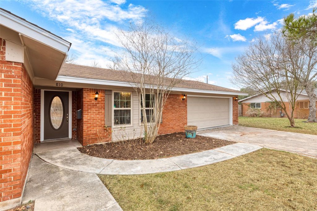 810 Vogel DR, Lockhart, TX 78644